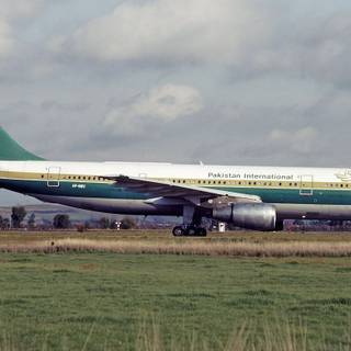 Pakistan International Airlines wallpaper