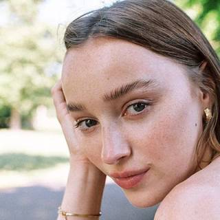 Actress Phoebe Dynevor 2021 wallpaper