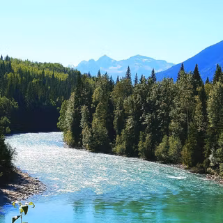 Summer mountains and rivers wallpaper