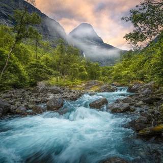 Summer mountains and rivers wallpaper