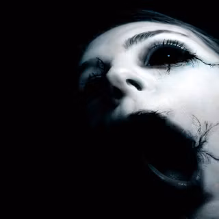 Scared women wallpaper