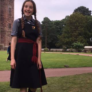 Bella Ramsey wallpaper