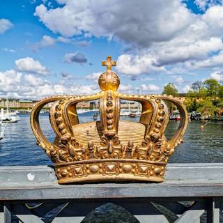 Golden crown wallpaper