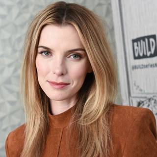 Betty Gilpin wallpaper