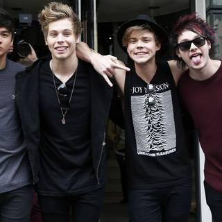 5 Seconds of Summer laptop wallpaper