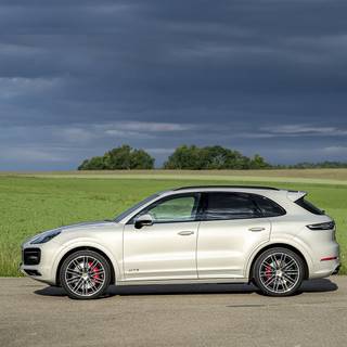 Porsche Cayenne 2021 wallpaper