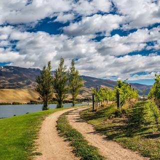 4k HD mountain and river wallpaper