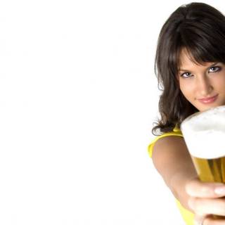 Women drinking beer wallpaper