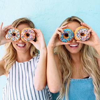 Donut with eyes wallpaper