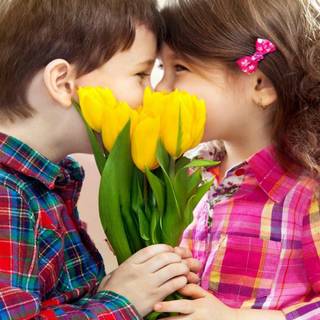 Kids kissing wallpaper
