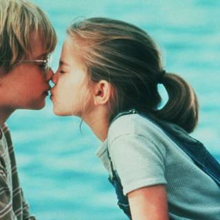 Kids kissing wallpaper