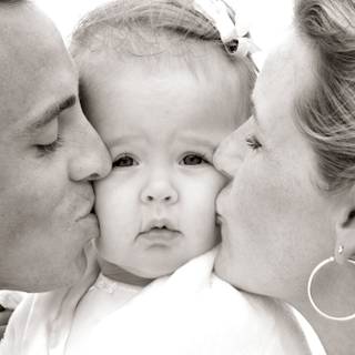 Kids kissing wallpaper