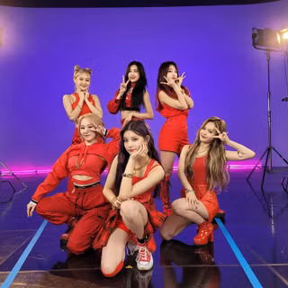 EVERGLOW - LA DI DA wallpaper