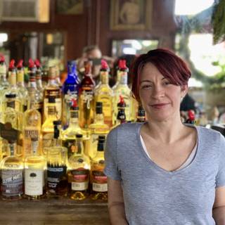 Women batender wallpaper