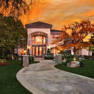 Autumn mansion wallpaper