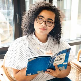 Women reading wallpaper