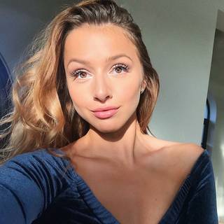 Emma Heesters wallpaper