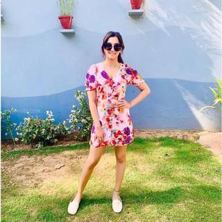 Srishti Jain phone wallpaper