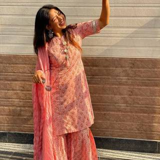 Niti Taylor iPhone wallpaper