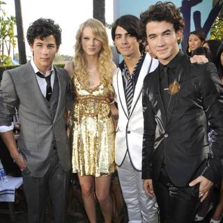 Jonas Brothers and Taylor Swift wallpaper