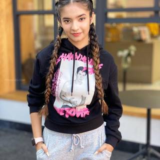 Anushka Sen phone wallpaper