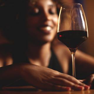 Women drinking wine wallpaper