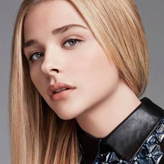 Beautiful blonde girl desktop wallpaper