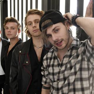 Calum Hood and Luke Hemmings wallpaper