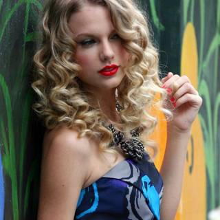 Taylor Swift blonde hair wallpaper