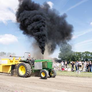 Tractor pulling wallpaper