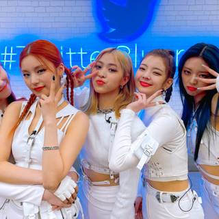 Itzy In The Morning wallpaper