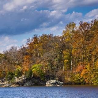 Autumn loch wallpaper