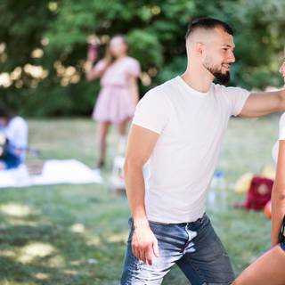 Boyfriend and girlfriend picnic wallpaper