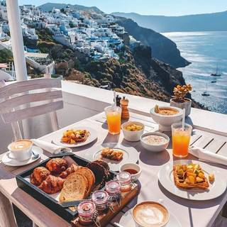 Breakfast full of variety, a magnificent view, what more could you ask for?