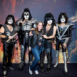 These people are so lucky to meet KISS backstage ;(