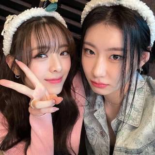 Yuna and chaeryeong-itzy