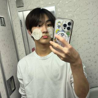jungwon weverse mirror selfie