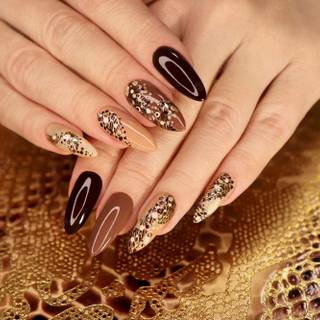 LUXURIOS NAILS