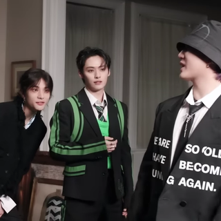 hyunjin what are you doing ???????