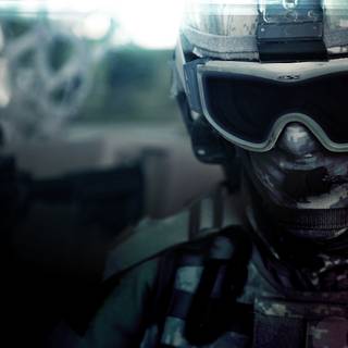 costum de luptă de camuflaj negru și gri