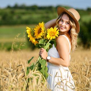 Fată pe câmp cu flori