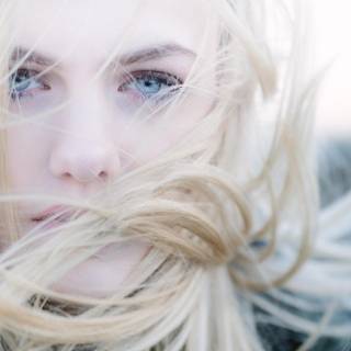 BLONDA CU OCHII ALBASTRI