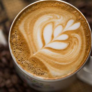 Ceașcă de cafea cu un design de frunze pe spuma de cafea