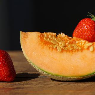 Felie de pepene galben cu căpșuni