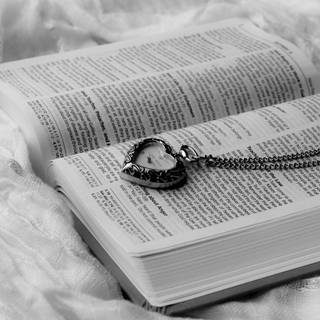 O carte captivantă alb-negru