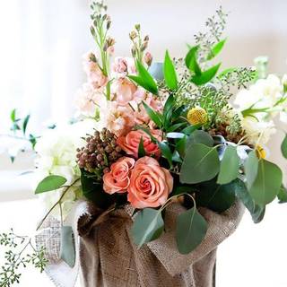 Aranjament floral în pânză de sac