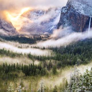 Peisaj senin cu cascada