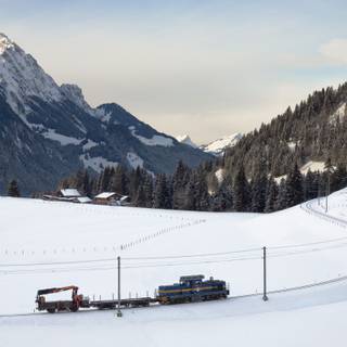 repararea trenului urcând pe șine iarna