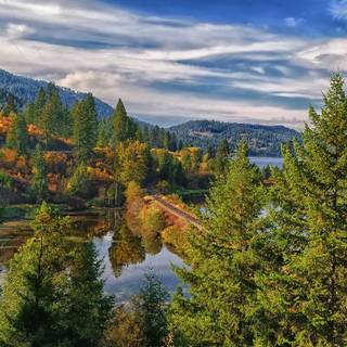 Șine de tren pe malul unui lac 