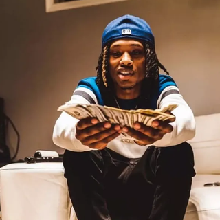 king von2 in bed money 4k wallpaper